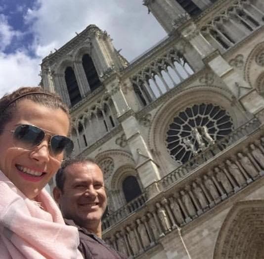 Otro de los inolvidables recuerdos para la feliz pareja es haber estado en la catedral de Notre Dame en París, Francia.
<br>