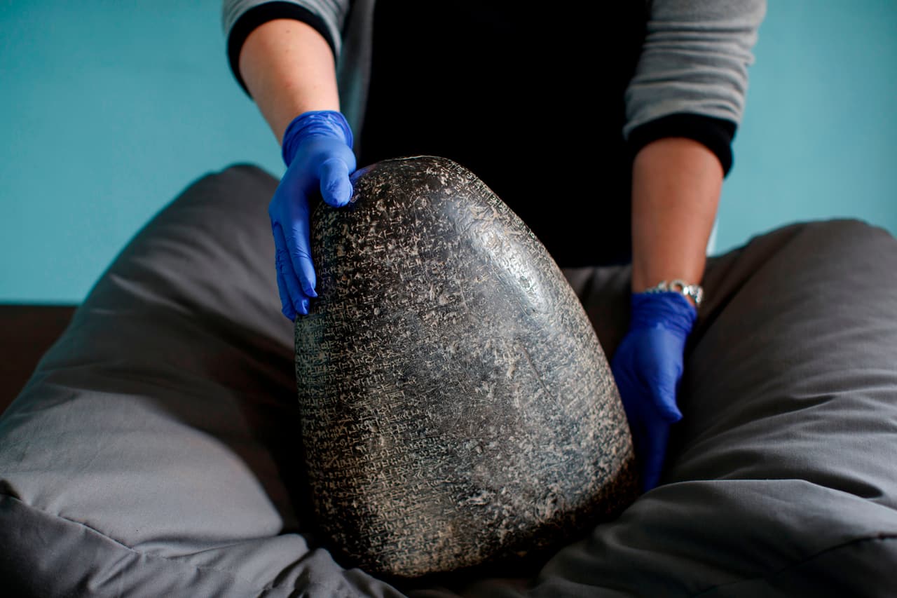 Todavía no está claro cómo se retiró el objeto de Irak, "pero creemos que probablemente fue robado hace unos 15 años durante los conflictos en Irak", dijo Ellis. "Es un momento muy importante y significativo", agregó.