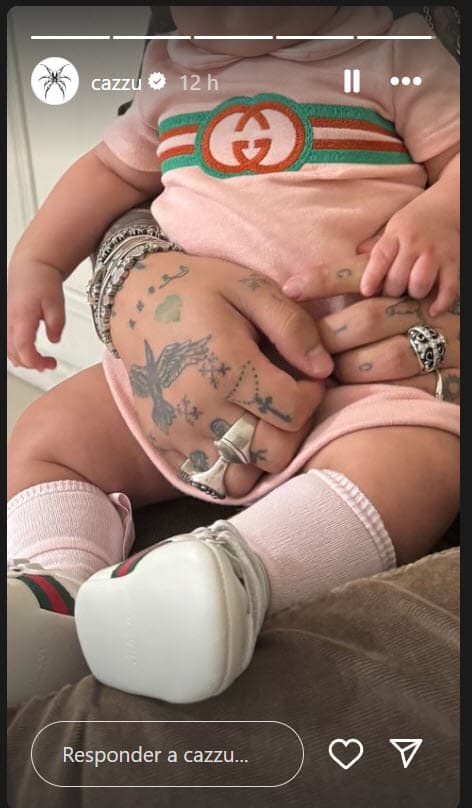 Horas antes de que Nodal diera a conocer las primeras fotos con el rostro de su hija Inti, Cazzu había compartido esta imagen cuidando aún la identidad de la niña.