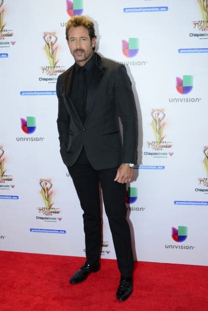 Gabriel Soto eclipsó la velada con un atuendo muy misterioso pero seductor en color negro que le valió estar entre lo más hot de la alfombra.