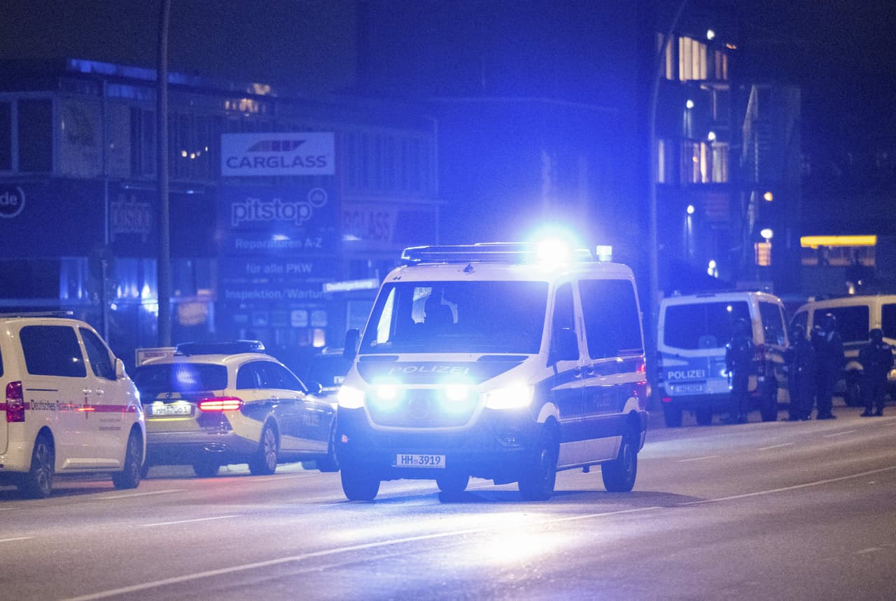 La policía de esta ciudad portuaria al norte de Alemania dijo que las medidas en la zona "se estaban desmantelando gradualmente". "Las investigaciones sobre el contexto del crimen continúan", agregó.