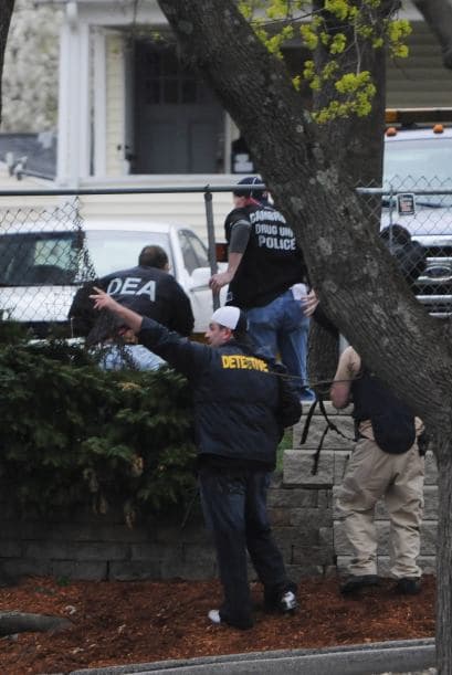 La policía confirmó vía Twitter, la detención del segundo sospechoso de los atentados del pasado lunes en el maratón de Boston (EE.UU.) y que había sido acorralado en el barrio de Watertown. "CAPTURADO!!! La caza se ha acabado. La búsqueda ha terminado. Se acabó el terror. Y la justicia ha ganado. El sospechoso está bajo custodia", se lee en el tuit de la policía de Boston. A lo largo de toda la jornada un extraordinario despliegue policial había perseguido a Dzhokhar Tsarnaev, un joven de 19 años de origen chechén, presunto coautor de los atentados. Según el diario Boston Globe, Tsarnaev fue capturado después de un tiroteo en el que resultó herido, por lo que está siendo trasladado al Hospital Mount Auburn de Cambridge. Un oficial le dijo al diario que el joven, de 19 años, se encuentra consciente. La noticia de su captura fue acogida con aplausos por el público que salió de sus casas.