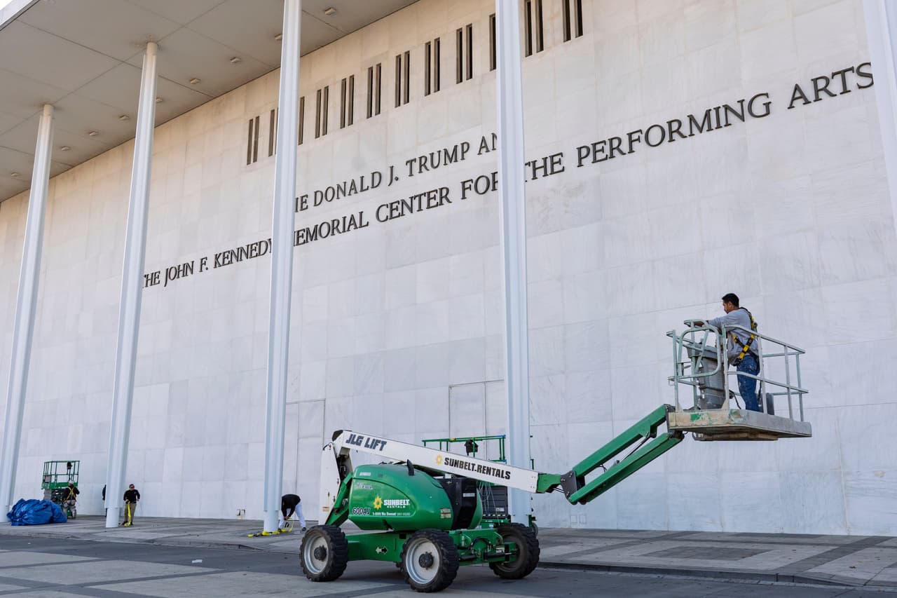 Trabajadores añaden el nombre del presidente Donald Trump al Centro Conmemorativo John F. Kennedy para las Artes Escénicas, luego de que una junta designada por Trump votara a favor de cambiar el nombre de la institución, en Washington, el 19 de diciembre de 2025.