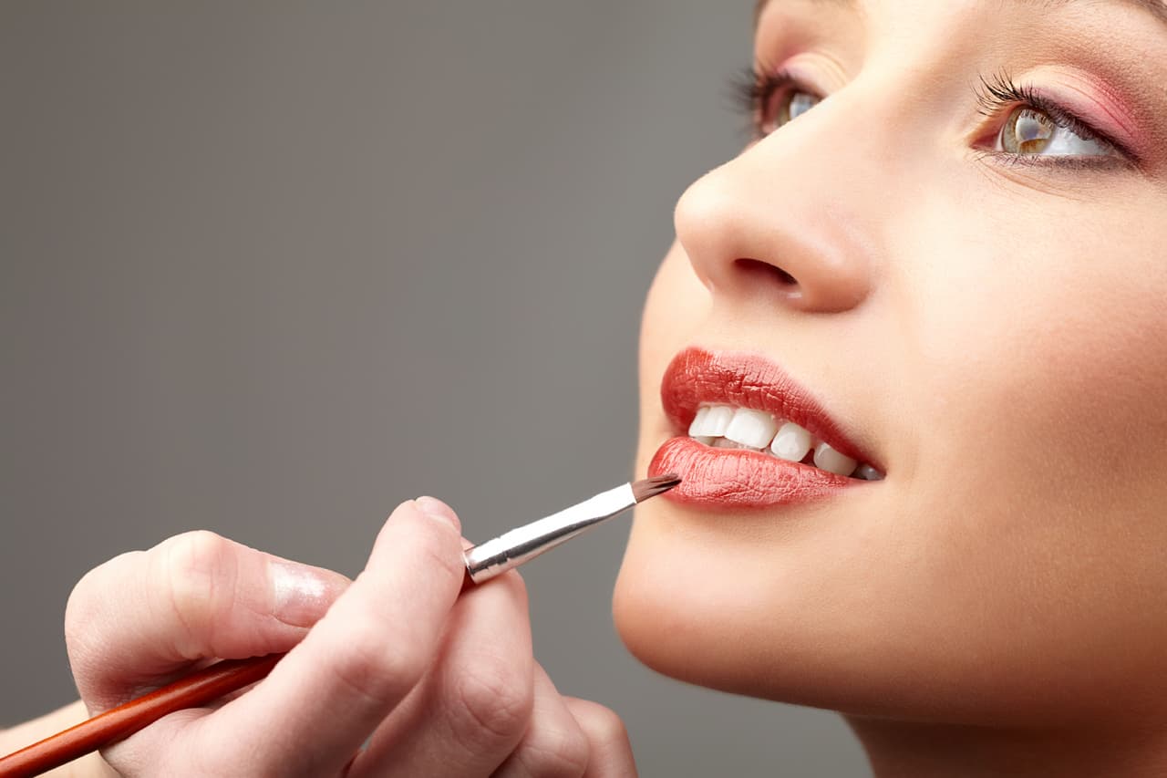 Besos de colores. Si adoras los labios oscuros, ¡aprovecha la temporada! Lucen perfectos en invierno y con un atuendo elegante de fiesta, afirmó Depp. Los tonos infaltables son el vino y rojo intenso.