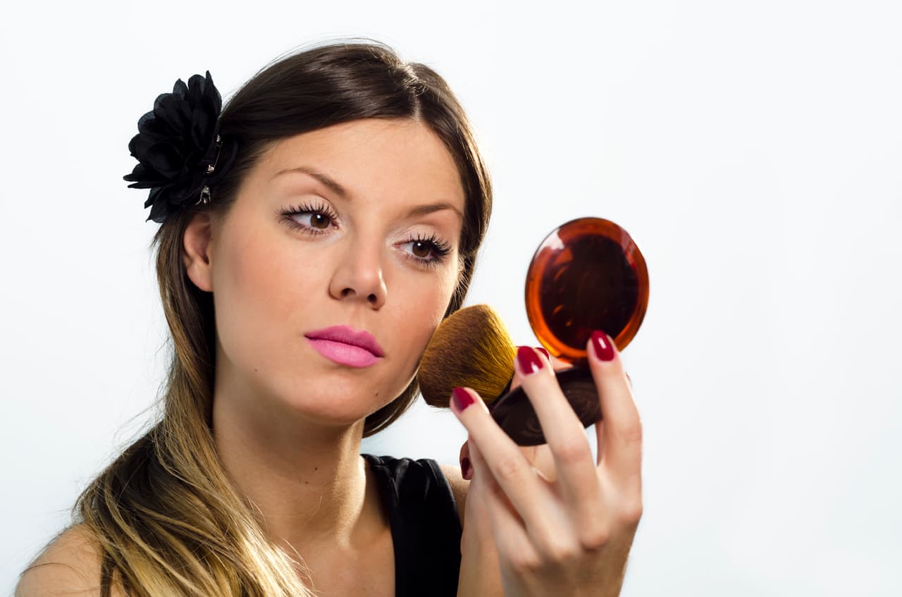 Para completar el ‘makeup’, aplícate un poco de ‘blush’ y mascara. Tu estilo sencillo pero elegante, se robará todas las miradas.