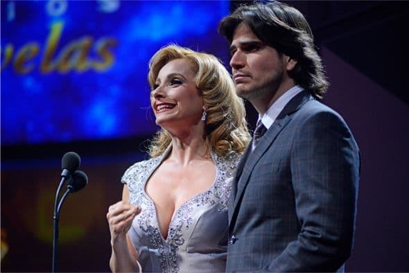 El premio a "Mejor Reparto" fue presentado por Elizabeth Álvarez en compañía de Daniel Arenas.