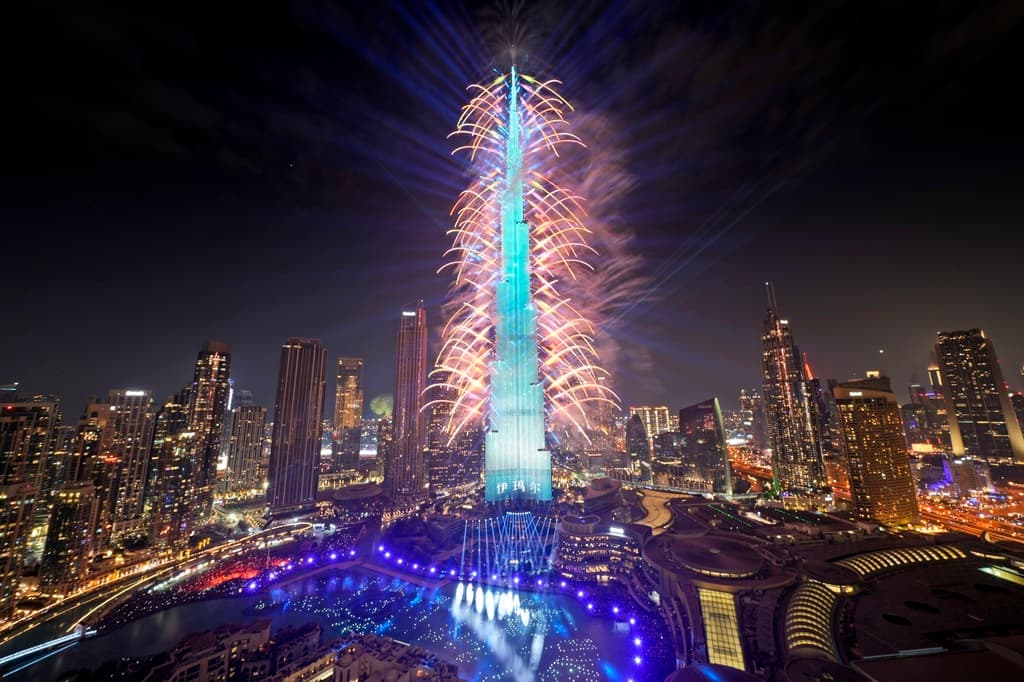 El Burj Khalifa, el edificio más alto del mundo, ubicado en Dubai, en los Emiratos Árabes Unidos, se iluminó completamente con fuegos artificiales y después con luces de colores que transmitían un mensaje de buenos deseos para el año entrante.