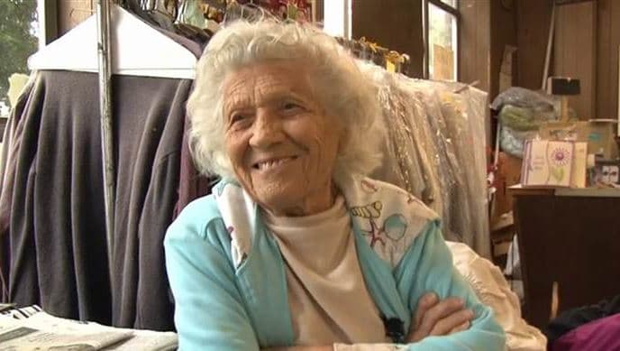 Mujer de 100 años trabaja 6 días a la semana