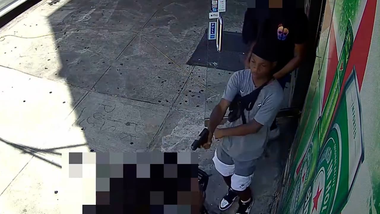 Revelan impactante video de un hombre que dispara a quemarropa a un joven en Brooklyn