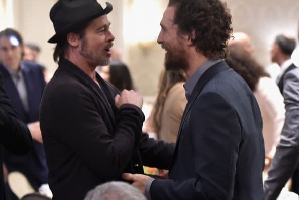 Brad Pitt hablando con McConaughey