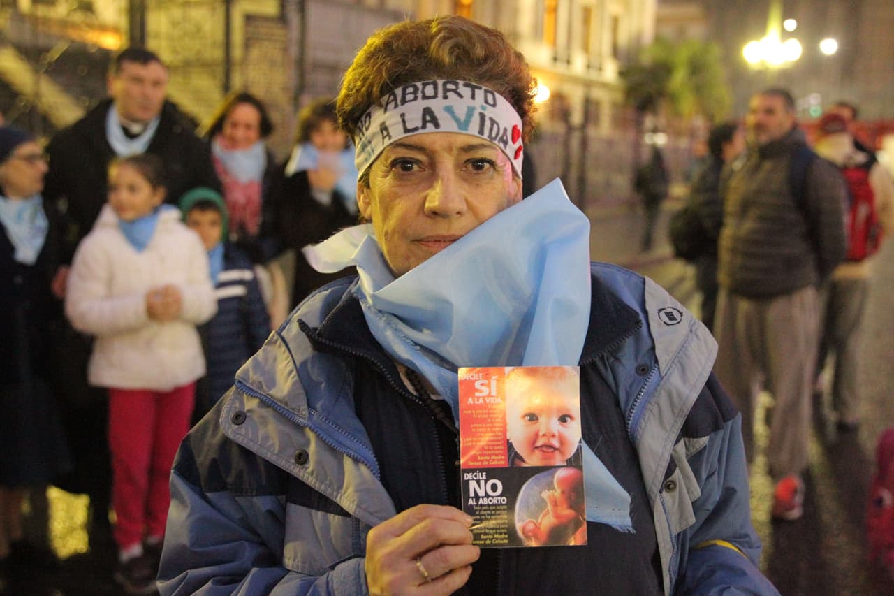 El color azul celeste identifica a quienes están en contra de que las mujeres accedan a abortos legales y seguros.