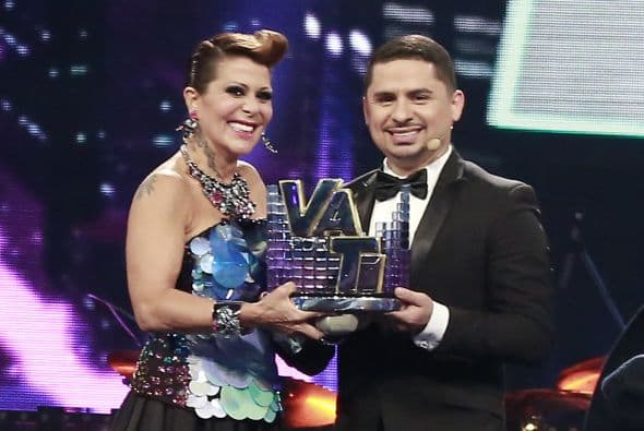 Los cantantes comenzaron una relación de amistad que culminó en una colaboración entre la hija de Alejandra y Larry Hernández.