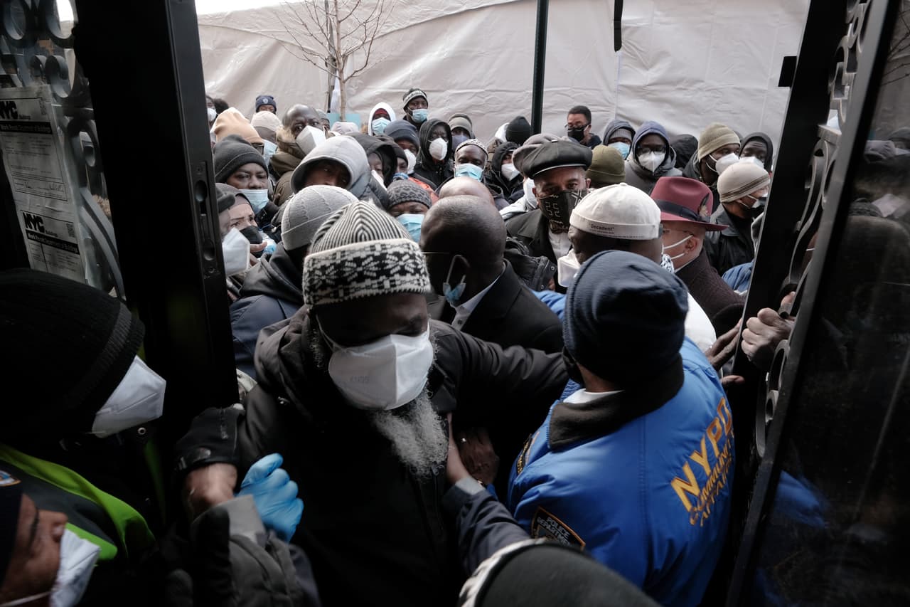Cientos de personas se formaron desde tempranas horas del domingo frente al Centro Cultural Islámico del Bronx. Buscaban asegurarse un lugar en el servicio para despedir a 
<b>15 de las víctimas del fuego ocurrido el 9 de enero</b> en un edificio residencial de Fordham Heights.