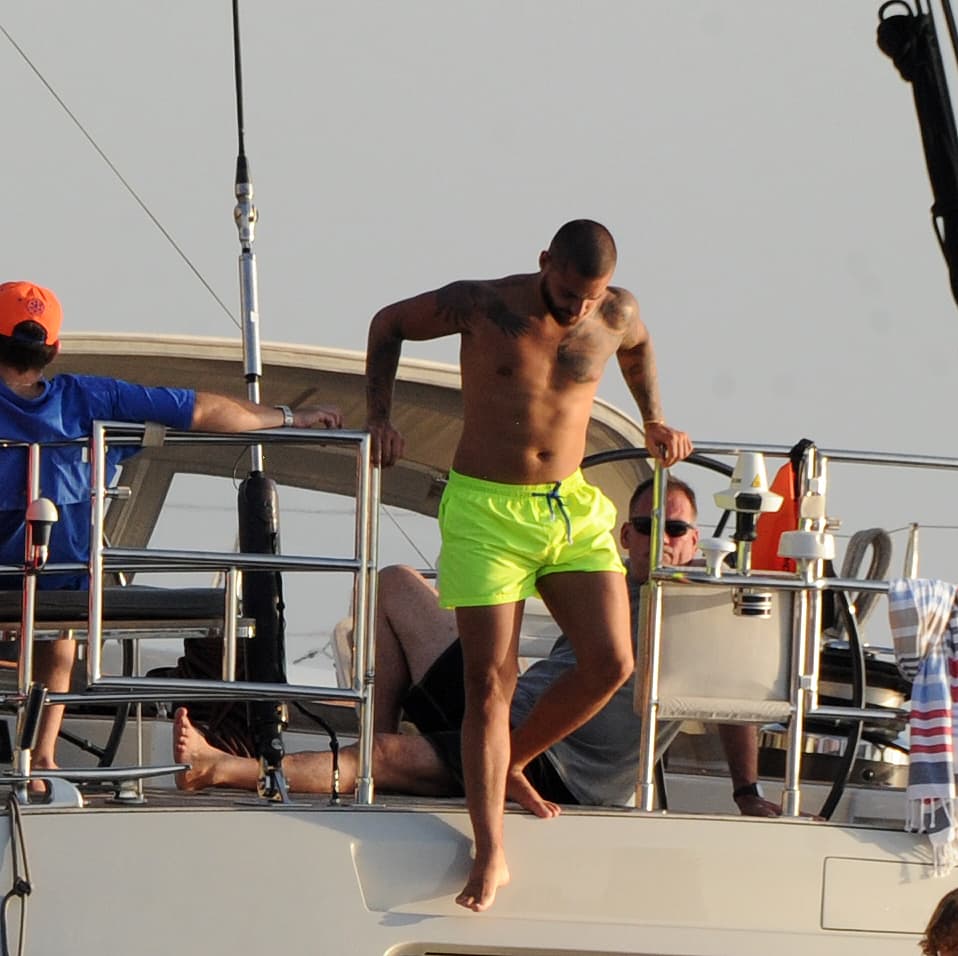 Maluma aprovechó para refrescarse del calor al meterse a nadar en el mar Mediterráneo.