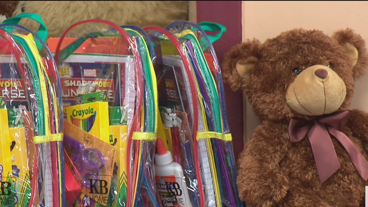 Distrito 9 regala mochilas y útiles escolares para el regreso a clases