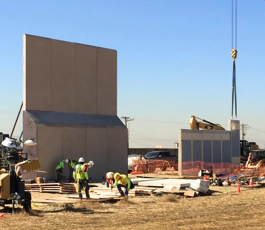 La cimentación reforzada de concreto estaría diseñada para impedir la construcción de túneles.