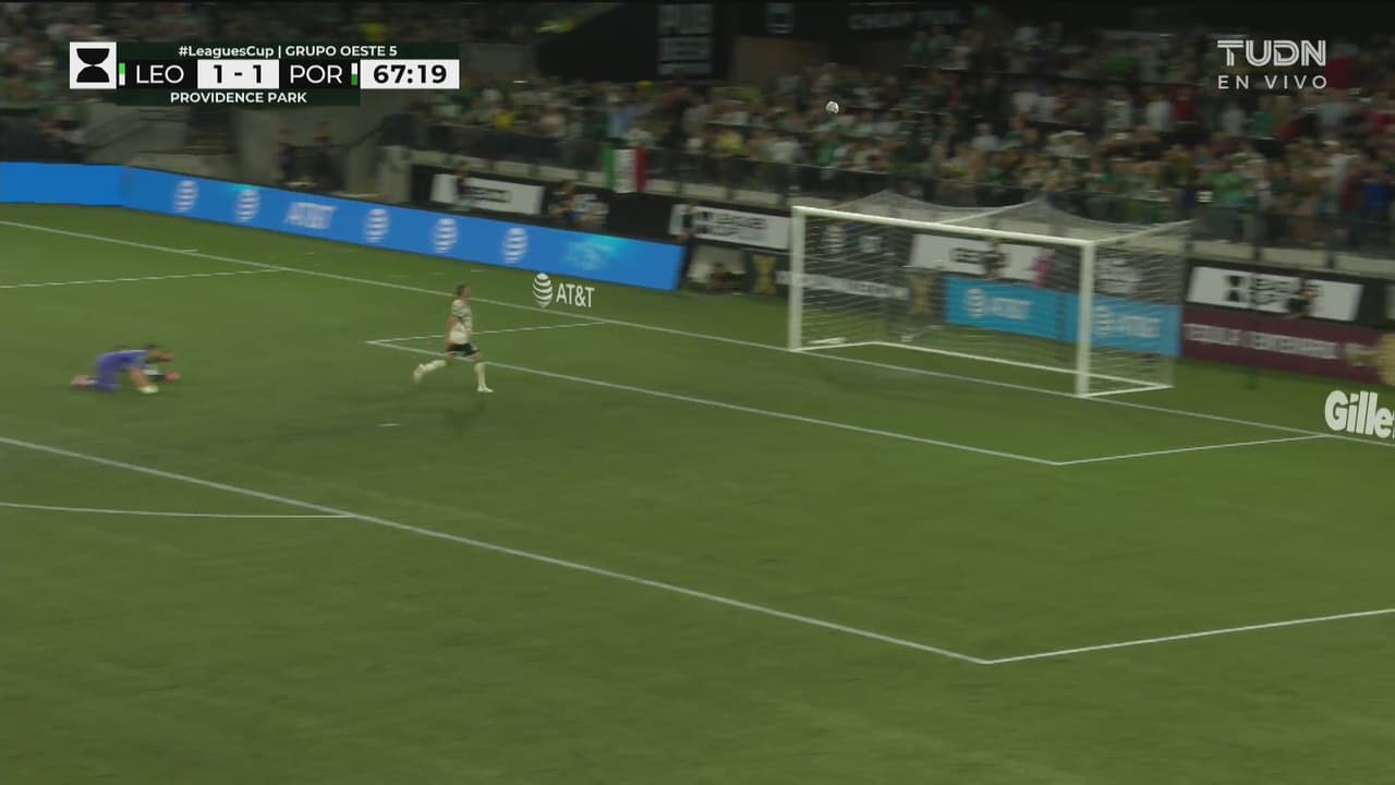 ¡’Plátano’ Alvarado se pierde otra clara! El balón no baja