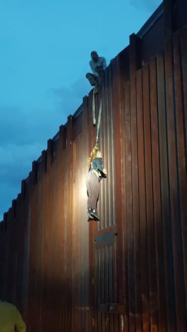 El mes siguiente, en abril, otra mujer de 32 años, originaria de México, quedó atorada en la parte alta de la valla fronteriza en Douglas, Arizona. “Cuando intentaba maniobrar hacia abajo en el lado estadounidense con un arnés similar al rappel, su pierna se enredó y quedó atrapada bocabajo durante una cantidad significativa de tiempo”, describe un comunicado de los alguaciles del condado Cochise.