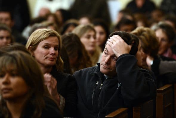 Con la iglesia llena a toda su capacidad, cientos de ellos tomados de la mano en círculos y diciendo oraciones. Otros encendieron velas de oración y cantaron "Noche de Paz".