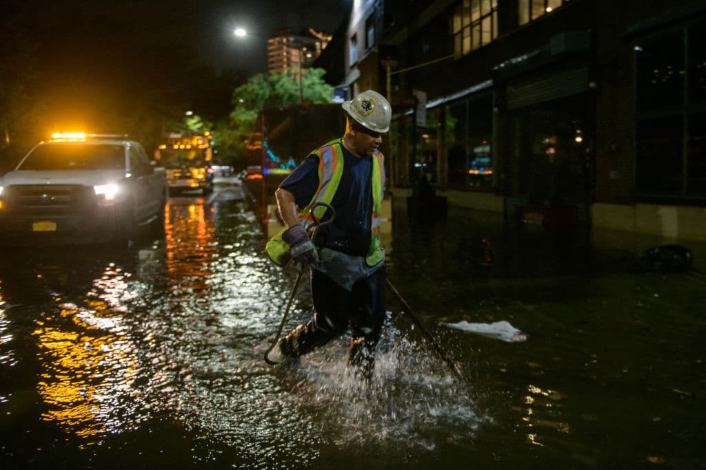 Los servicios de emergencias trabajaron toda la noche para aliviar las condiciones de las inundaciones en la ciudad, sacudida con severidad por los últimos coletazos de Ida, que había llegado a ser huracán de categoría 4.