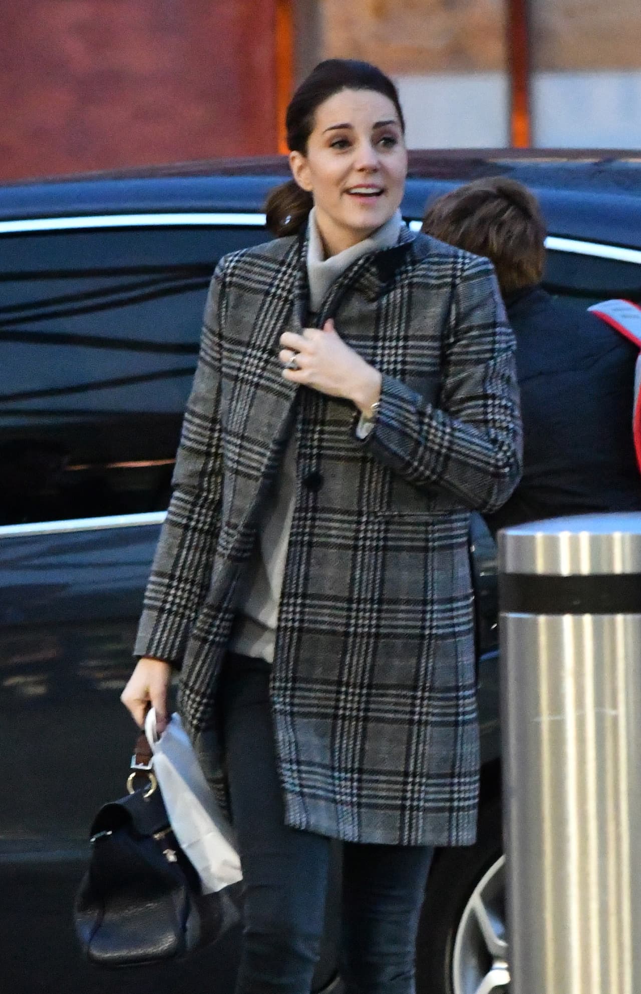 El año pasado, cinco días después de que los duques de Sussex 
<b><a href="https://www.univision.com/noticias/mundo/el-principe-harry-se-compromete-con-una-actriz-divorciada-y-birracial-estadounidense">anunciaran su compromiso</a>, </b>Middleton atrajo titulares por lucir este abrigo de cuadros de la misma marca, valorado en 100 dólares. También se agotó al instante.