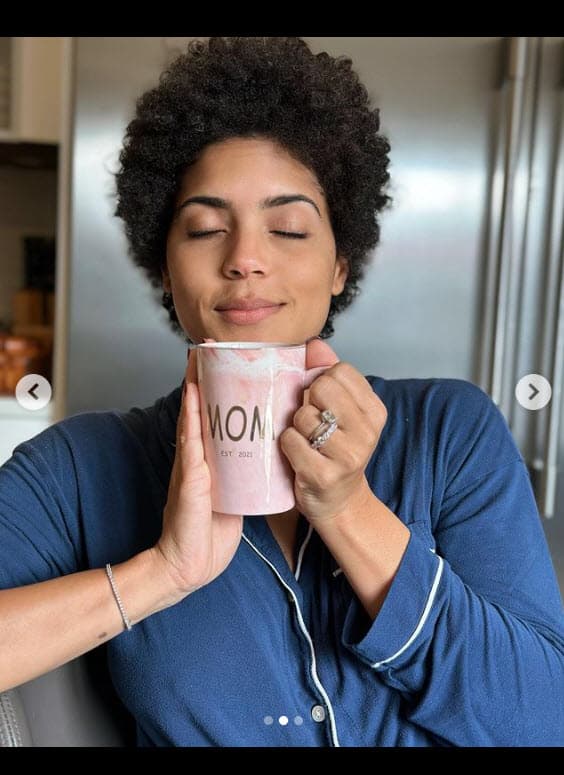 "Las mamás necesitamos muuuuuchoooo café en las mañanas", escribió. 
<br>