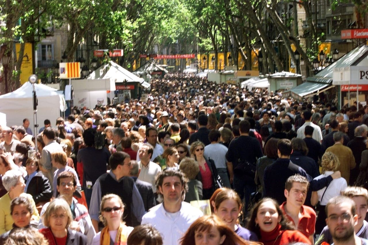 Crowds on Las Ramblas on the day of the city's patron saint, Sant Jordi. EFE/Toni Albir