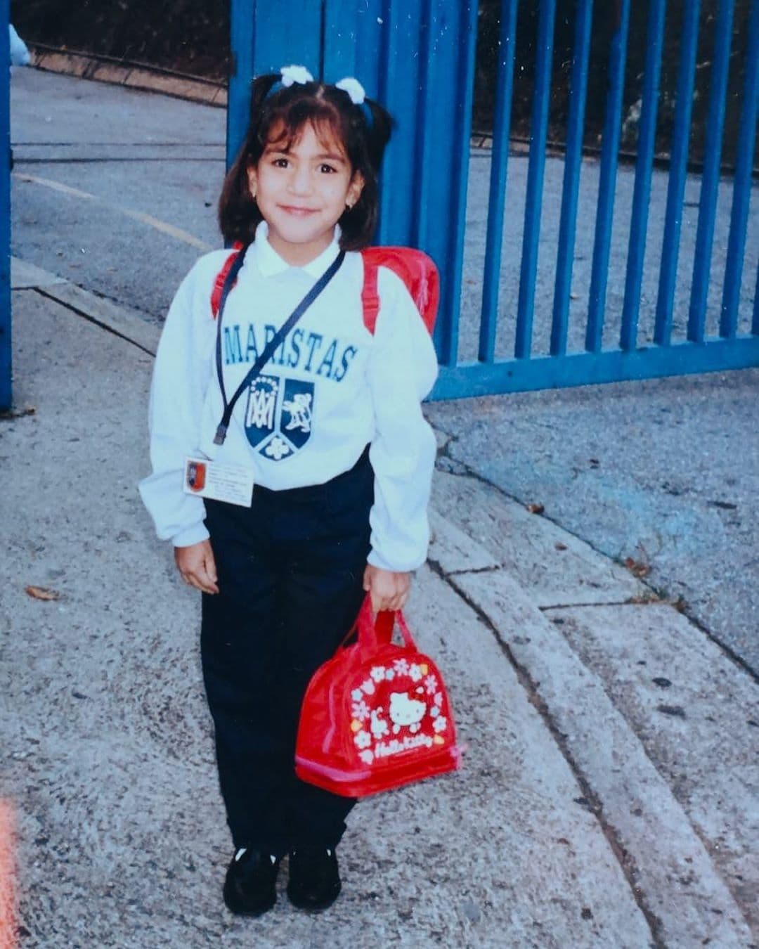 Jessica Rodríguez recordó su infancia con esta linda foto llegando al colegio. Sus lindas coletas, su pulcro uniforme y su hermosa lonchera de caricaturas destacan en el retrato.