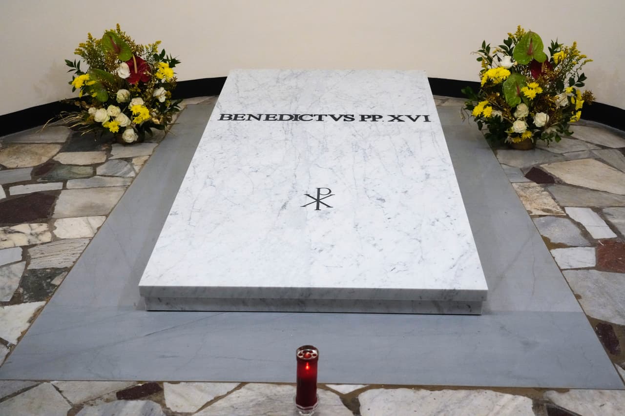 La tumba del difunto papa emérito Benedicto XVI en el interior de las grutas de la Basílica de San Pedro, en el Vaticano, el domingo 8 de enero de 2023. 
<a href="https://www.univision.com/noticias/mundo/muere-el-papa-emerito-benedicto-xvi">Benedicto XVI murió a los 95 años el 31 de diciembre</a> en el monasterio del Vaticano, donde había pasado casi toda su década de retiro, dedicado principalmente a la oración y la reflexión.