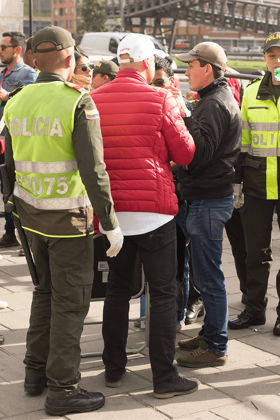 César conduce a José Richard por el primer anillo de seguridad previo a la entrada a las tribunas del Campín.