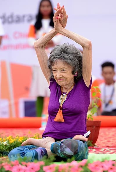 La edad jamás ha sido limitante para practicar yoga, tal y como ha demostrado la maestra Tao Porchon-Lynch, quien a sus 98 años de edad lideró la sesión en el Kanteerava Stadium de Bangalore.