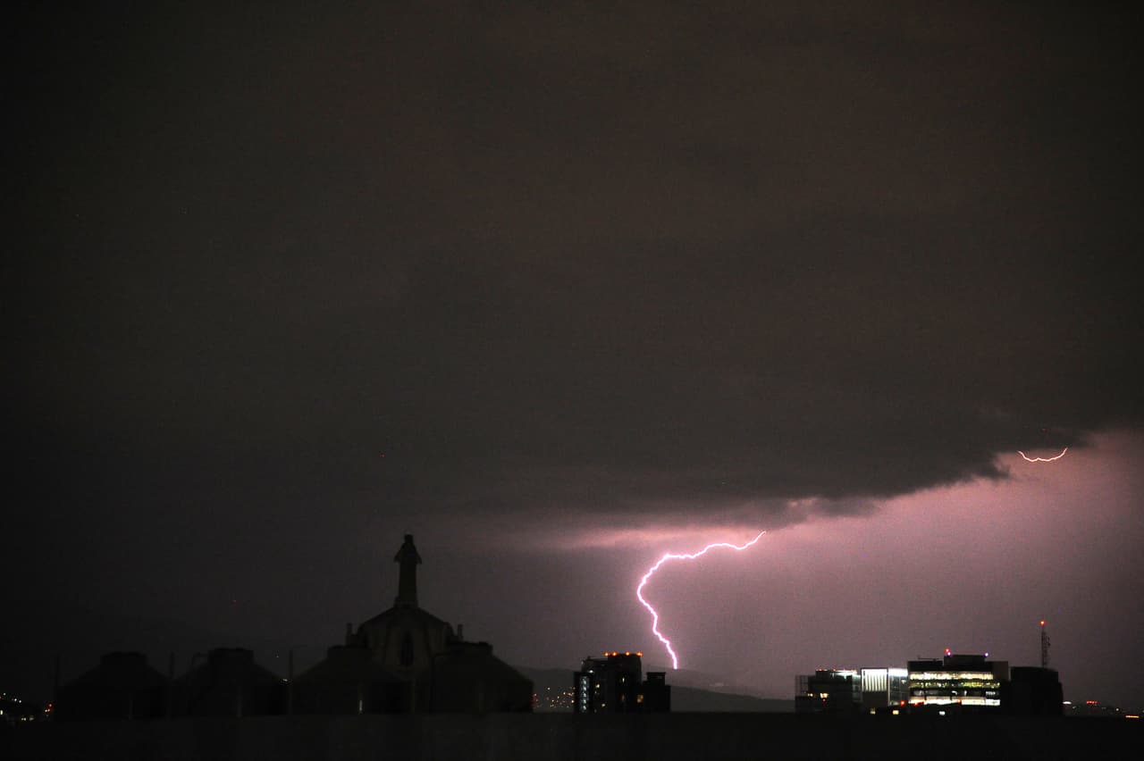 Relámpagos y nubosidad espesa se pueden ver desde la Ciudad de México, al momento de la llegada de la tormenta Franklin al estado sureño de Quintana Roo