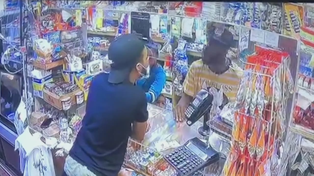 Sujeto ataca a empleados de una bodega en El Bronx cuando le piden que use máscara