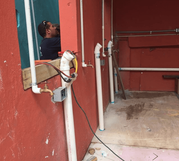 Incluso, Fonsi publicó imágenes de las instalaciones de la misma lavandería comunitaria.