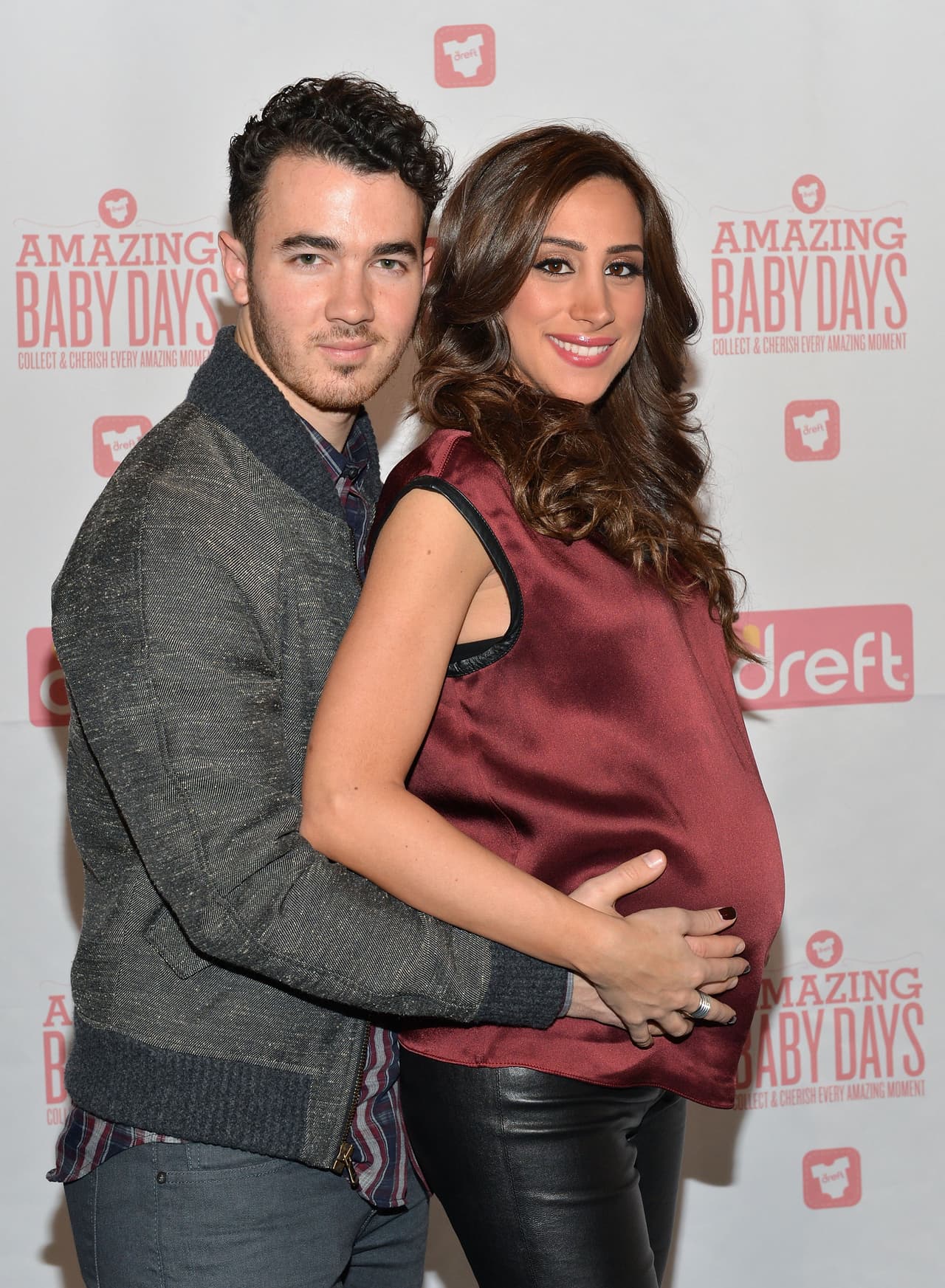 Kevin Jonas y su esposa Danielle Deleasa se conocieron cuando ambos vacacionaban en el Atlantis Resort en las Bahamas en Mayo del 2007. Fue gracias a que la hermana de ella era muy fan de los Jonas Brothers y se percataron de la presencia del cantante en dicho lugar.