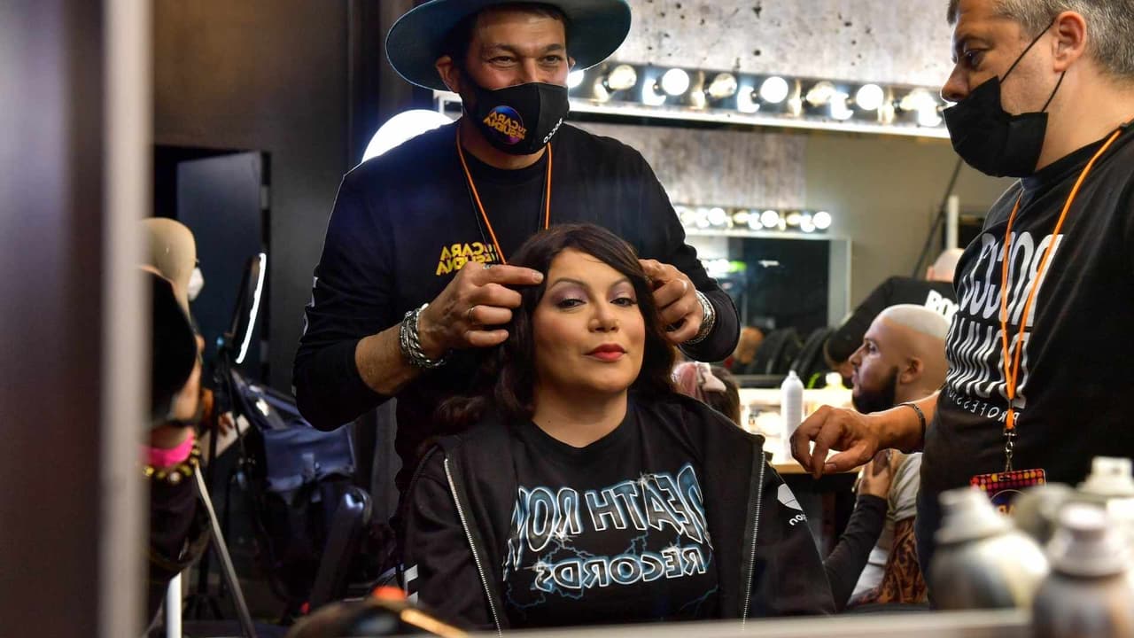 Helen Ochoa, exparticipante de 'Inseparables' y 'Amor al Límite', se metió en la piel de Rocío Durcal para salir al escenario.