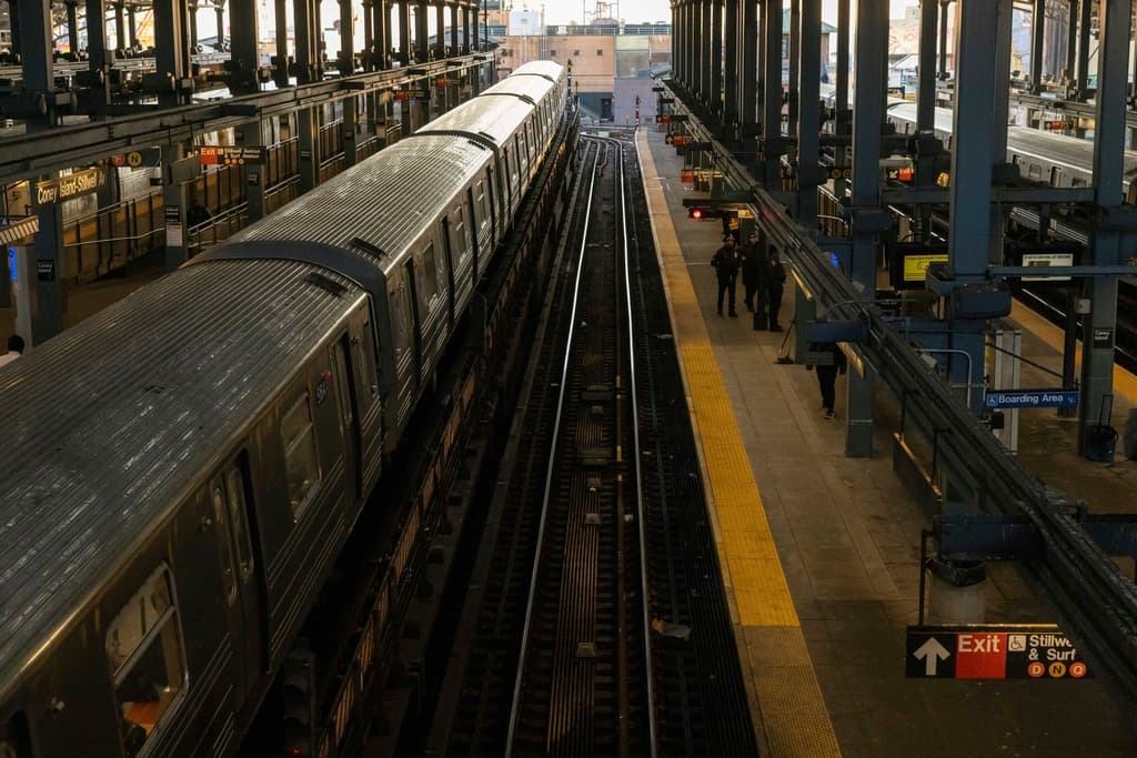 No hubo señalamientos particulares, aunque la actuación de la policía de Nueva York durante el incidente ha recibido señalamientos. Joseph Gulotta, jefe de la división de tránsito, declaró que un oficial se quedó protegiendo la escena del crimen,
<b> "como se supone que debe ser"</b>, mientras que otros coordinaban el auxilio requerido.