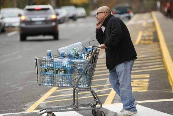 Las autoridades de Ocean City, una ciudad costera de Maryland frente a la ruta esperada del huracán "Sandy", ordenaron la evacuación obligatoria de personas en zonas cercanas al mar desde la noche del domingo a las 20.00 horas (00.00 GMT del lunes), mientras que se facilitarán autobuses para que también aquellos que lo deseen puedan ir a refugios.