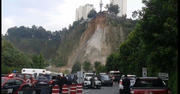 Así se ven los edificios y el deslave que ha tenido el cerro.