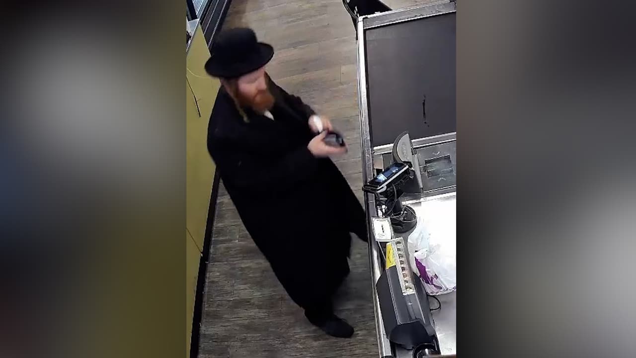 Le tocó un pecho a una mujer e intentó bajarle los pantalones en Brooklyn: la policía lo busca