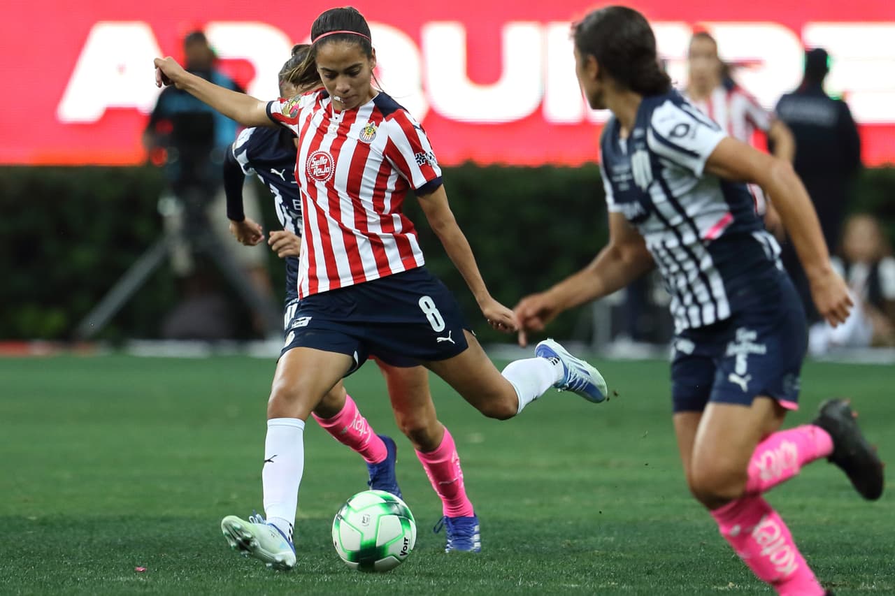 A la media hora, Carolina Jaramillo se armó una jugada de fantasía, se quitó de encima a varias defensas Rayadas y definió al costado para el 1-0 de Chivas.