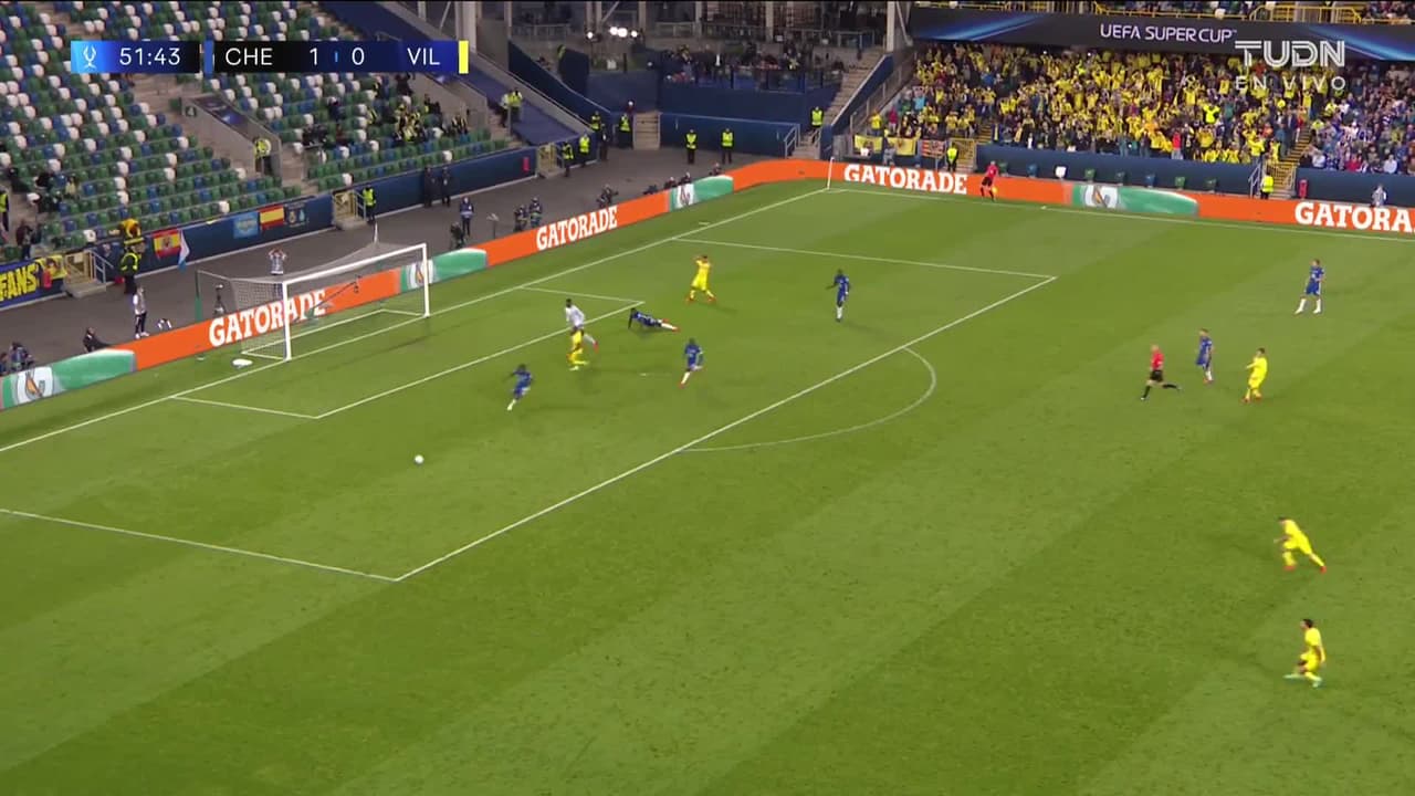 ¡CERCA! Gerard Moreno disparó que se estrella en el poste.