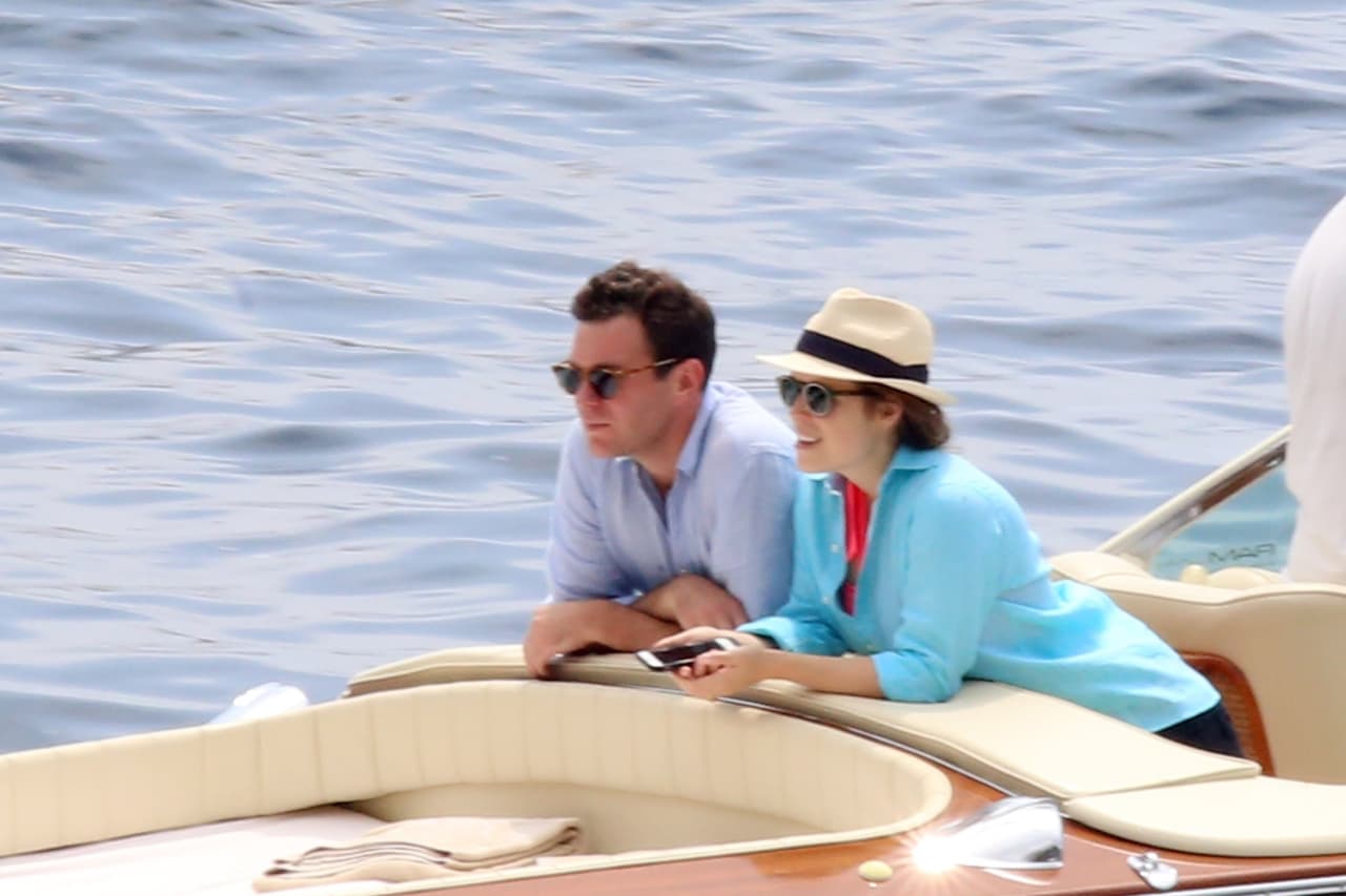 La pareja se dejó ver en un bote de motor, con aspecto relajado. Eugenie llevaba en mano su teléfono móvil, ya que tiene la particularidad de ser la única 'royal' británica con redes sociales propias.