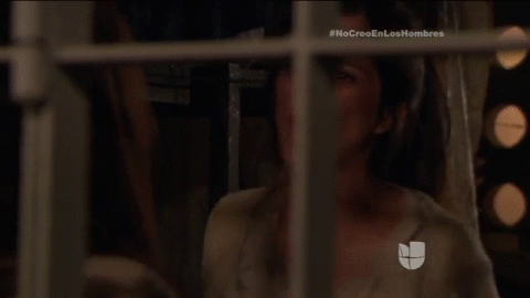 Pero le dio una terrible bienvenida, pues la cacheteó porque gracias a ella está en la cárcel.