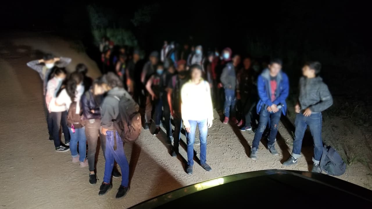 En las últimas 48 horas, agentes del sector Tucson se encontraron con dos grandes grupos cerca de Sasabe.