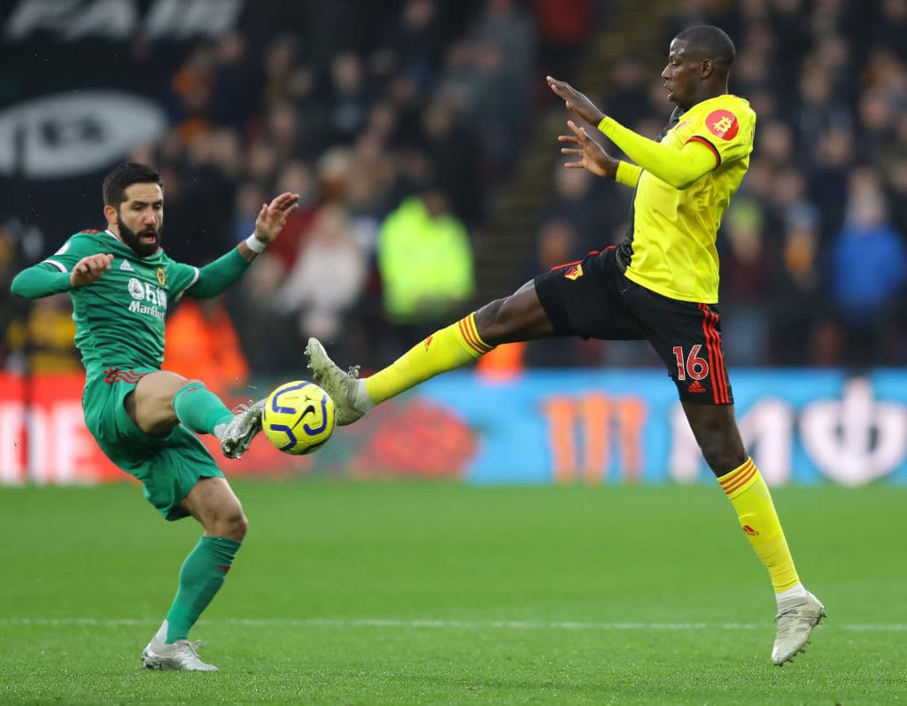 Doucour bloquea el intento de recentro de Moutinho y evita el peligro en su marco.