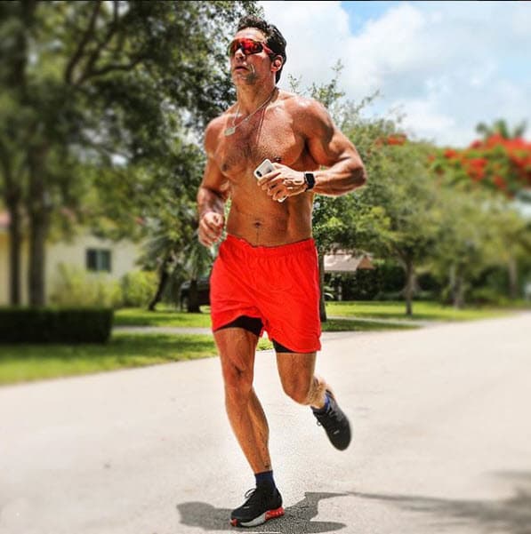 Corre varias millas al día: "Hoy tocó running... 4 millas. siguiendo instrucciones del gurú @ovybilbao. Después de 8 horas de viaje en avión no hay excusas", escribió en Instagram.