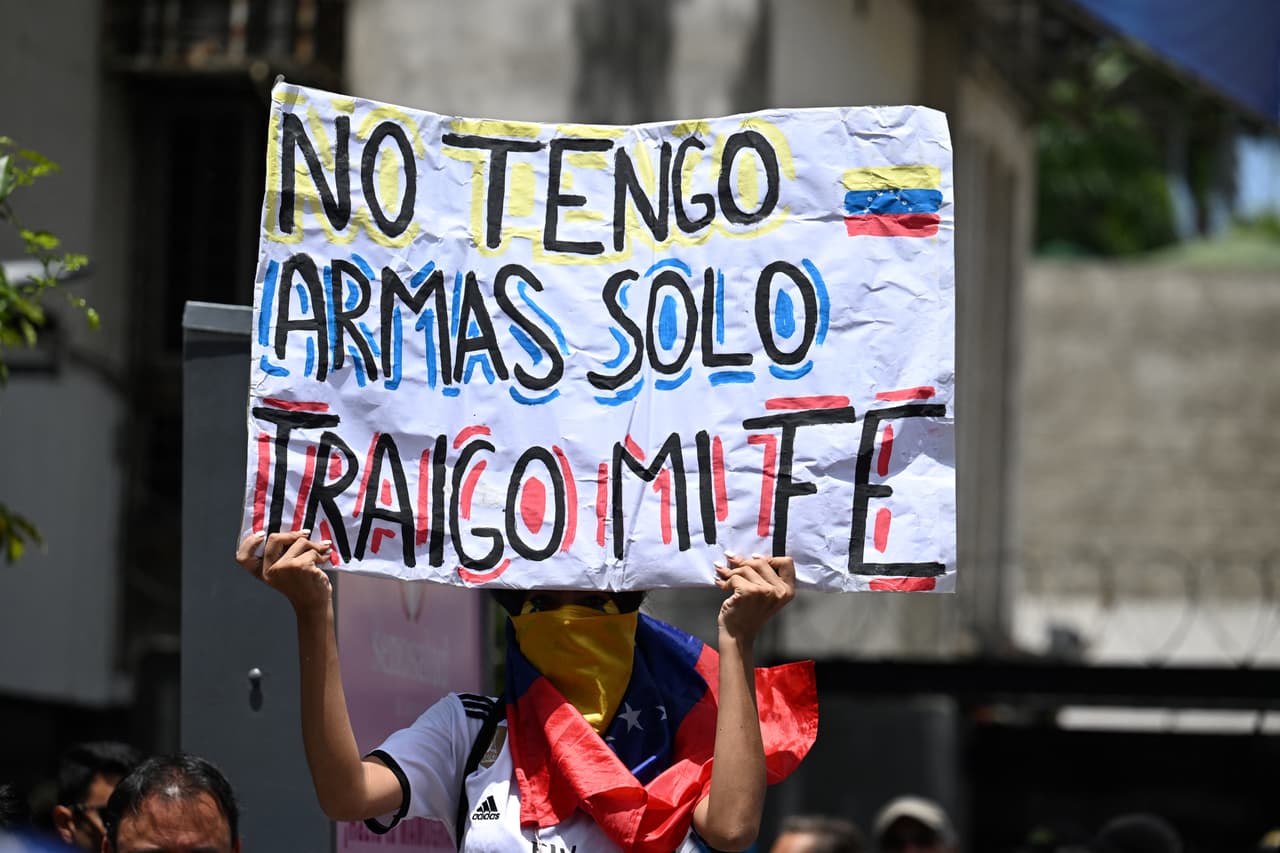 Un opositor del presidente venezolano Nicolás Maduro sostiene un cartel durante una manifestación convocada por la líder opositora María Corina Machado por los controvertidos resultados de las elecciones presidenciales, en Caracas el 3 de agosto de 2024.