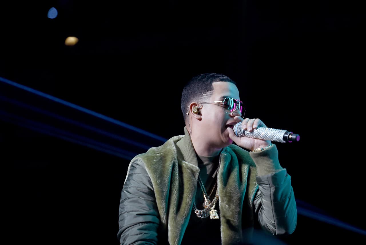 J Álvarez es una de las figuras más representativas del movimiento Urbano. Se dio a conocer en 2011 cuando lanzó su primer algún "Otro Nivel de Música" a los 28 años.