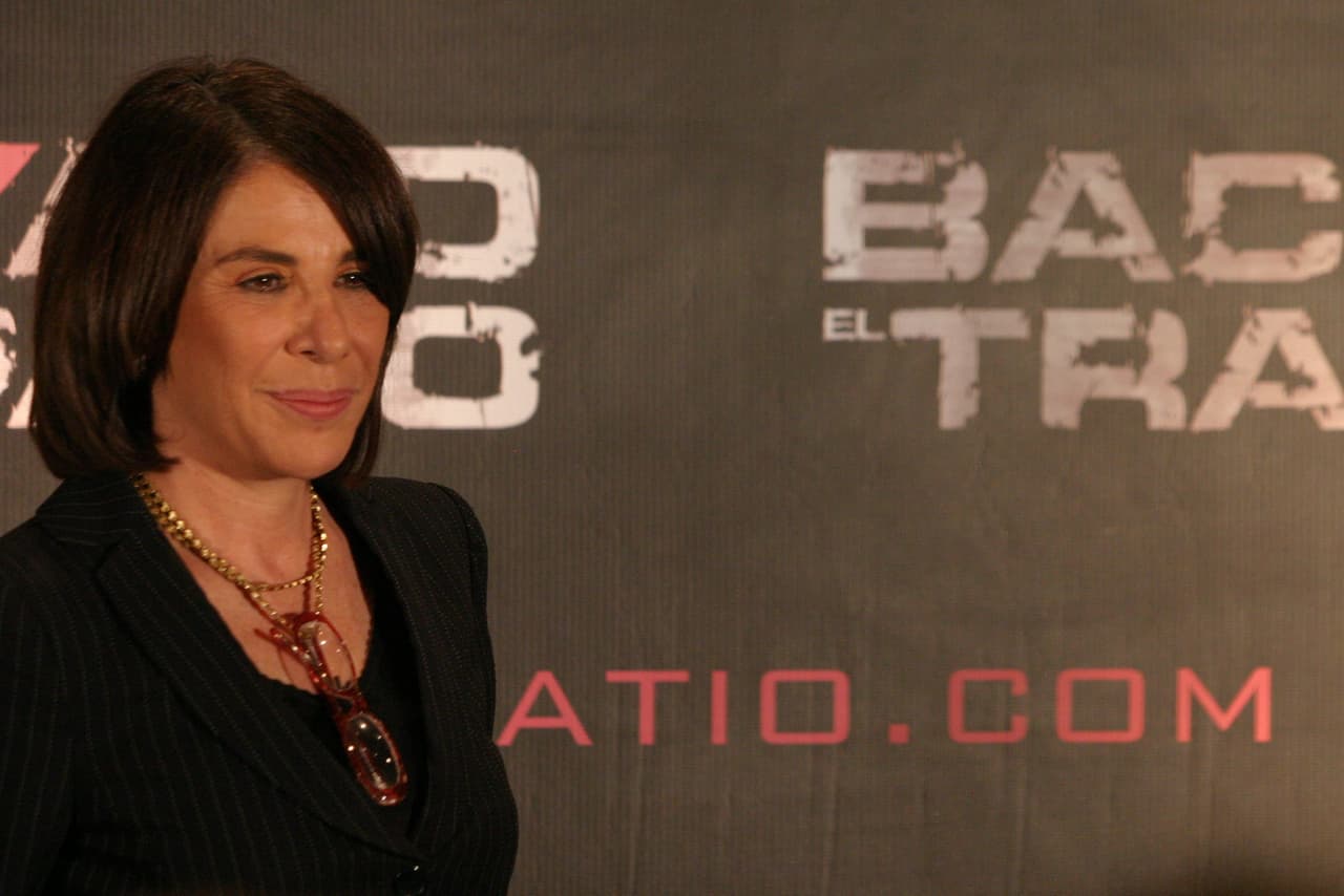 MEX19. CIUDAD DE MÉXICO (MÉXICO); 18/02/09.- La escritora mexicana Sabina Berman posa hoy, 18 de febrero de 2009, en Ciudad de México durante la rueda de prensa del largometraje "Back Yard El Traspatio". Basada en un guión de Berman el director mexicano de cine Carlos Carrera dirigió en esta pelicula a la actriz Ana de la Reguera. EFE/Iván Méndez